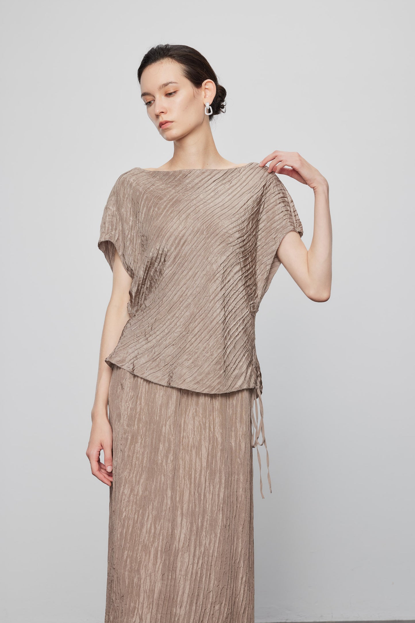 Woodgrain Pleated Silk Top In Champagne