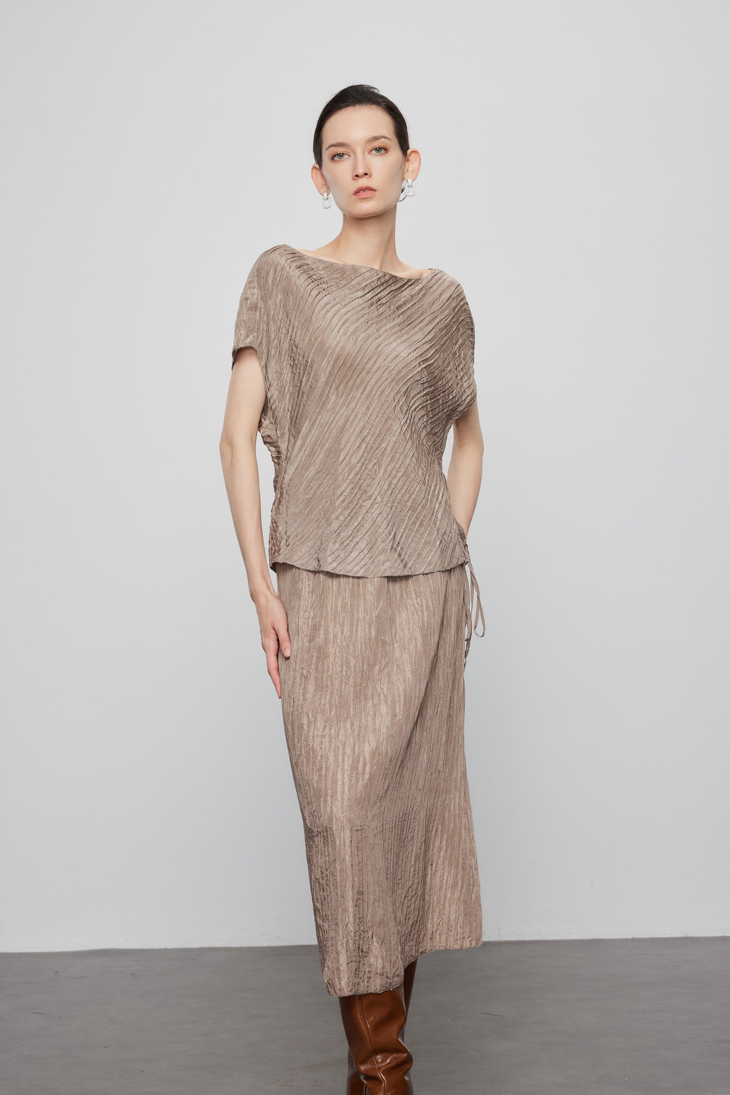 Woodgrain Pleated  Silk Skirt In Champagne