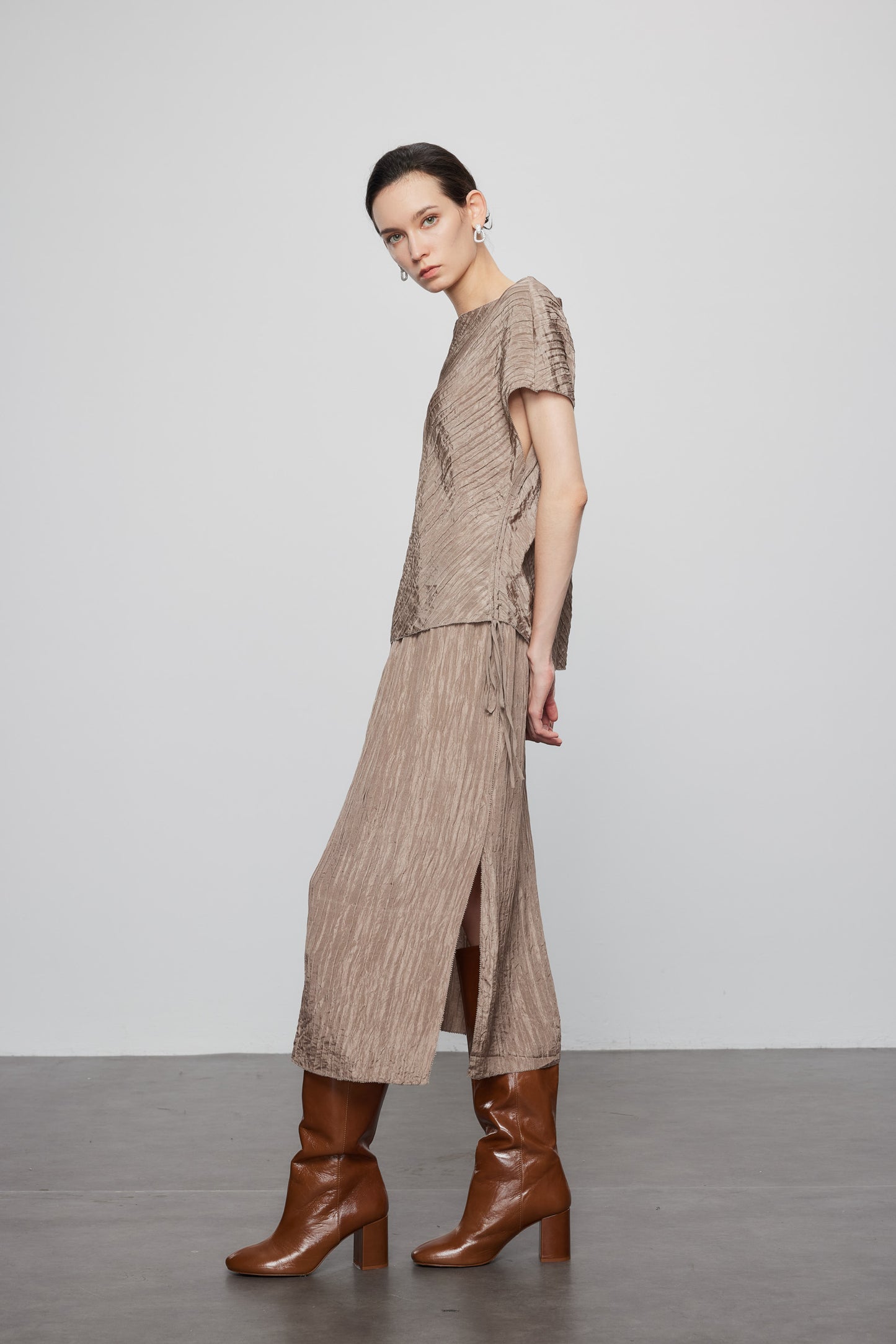 Woodgrain Pleated  Silk Skirt In Champagne