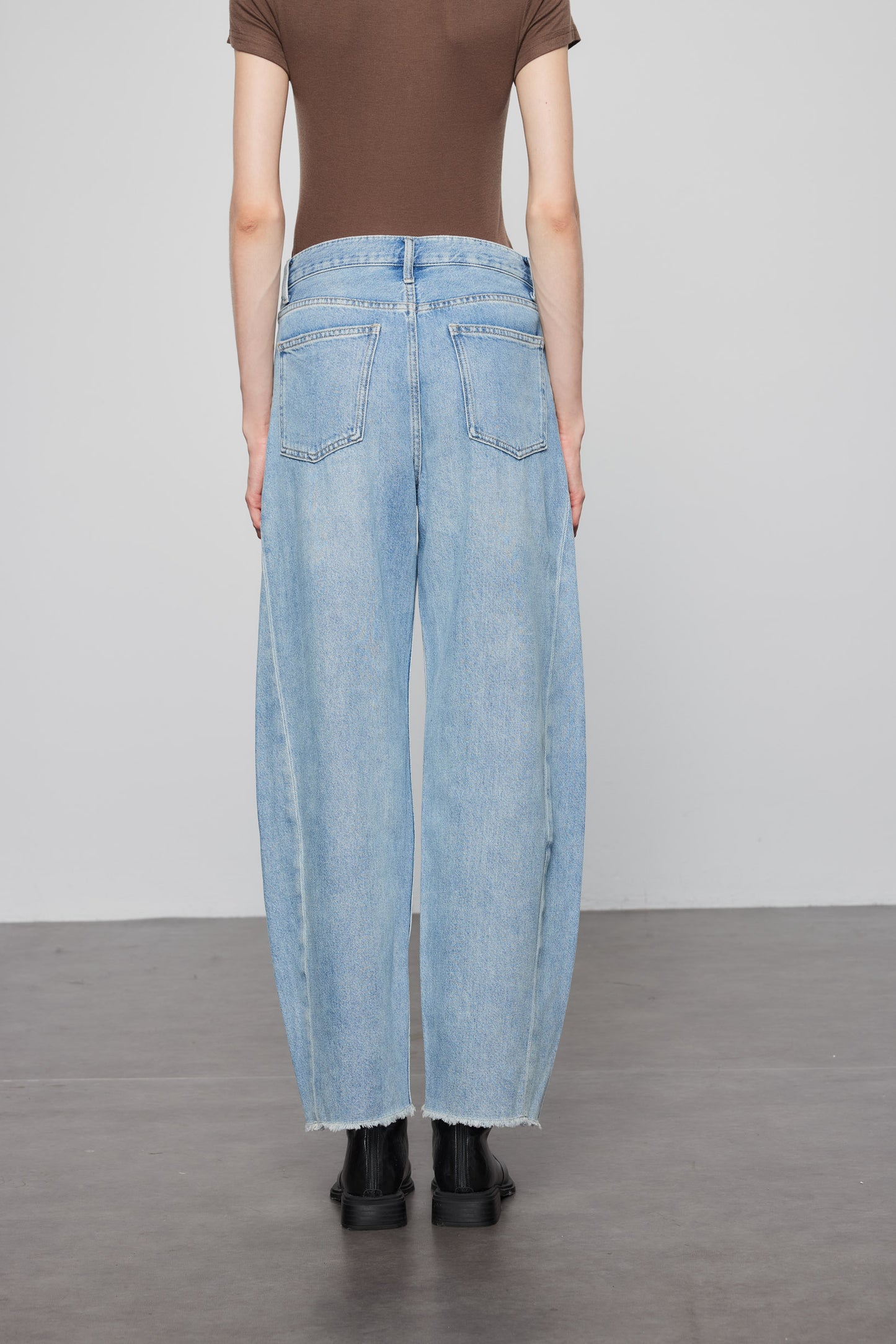 Curved Jeans